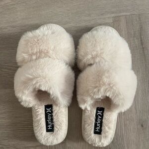 Hurley Women's Cream Fuzzy Slippers